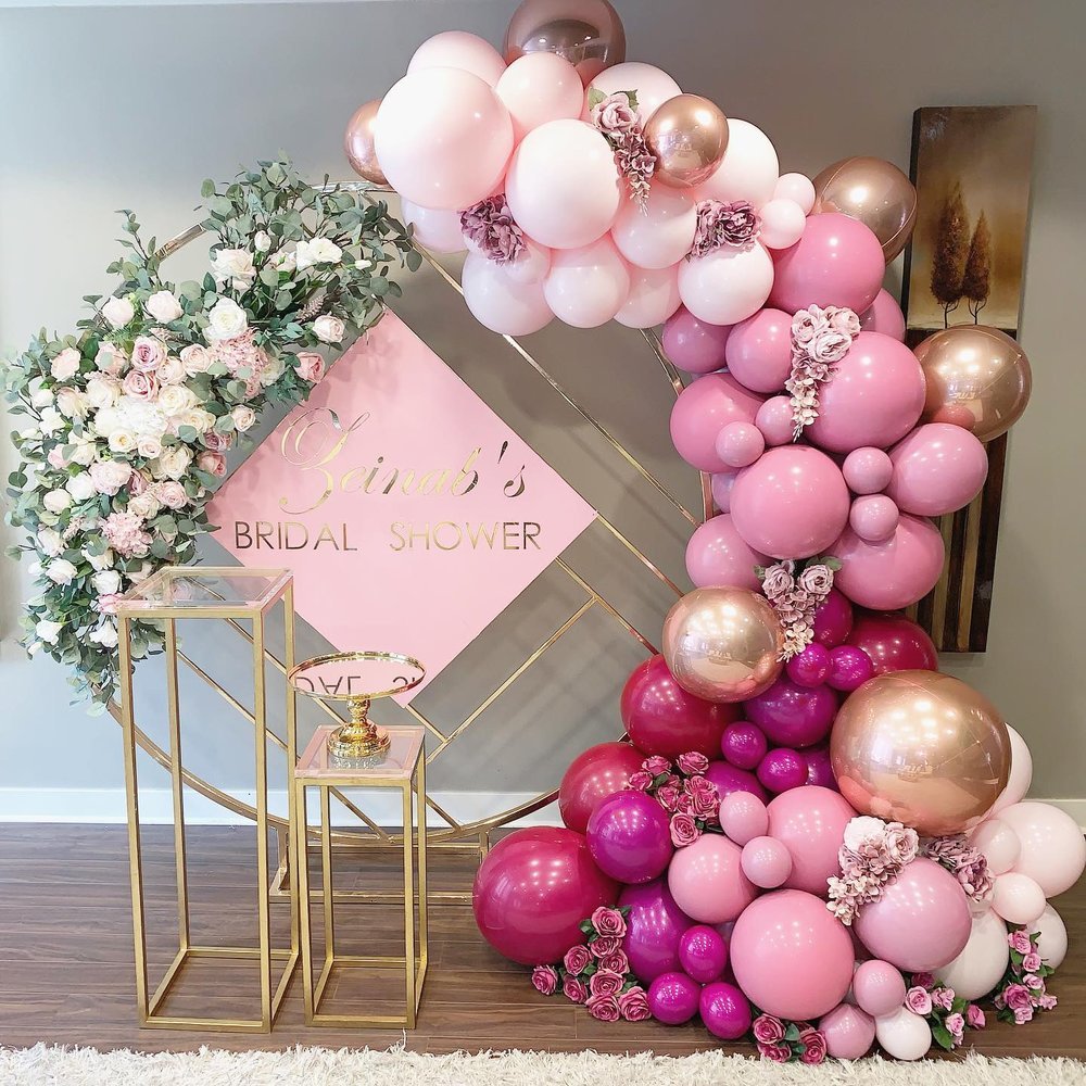 Свадебная фотозона в белом цвете