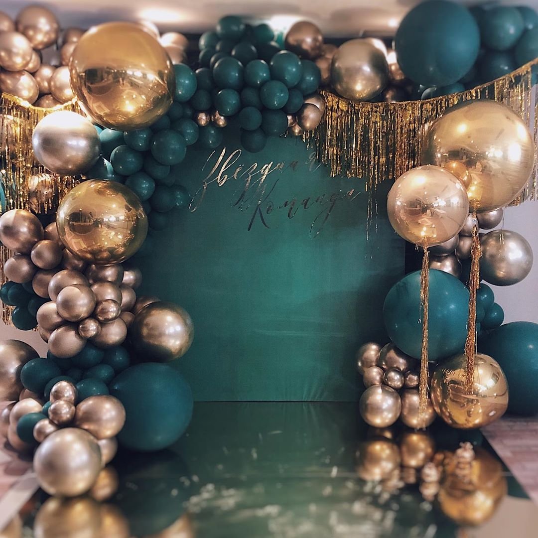 Фотозона с золотыми шарами