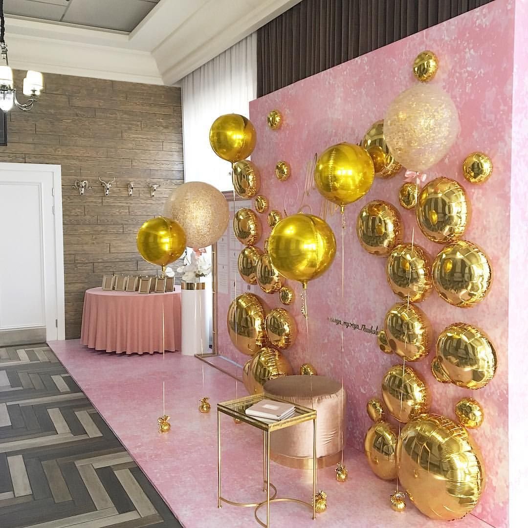 Фотозона с шарами и цветам