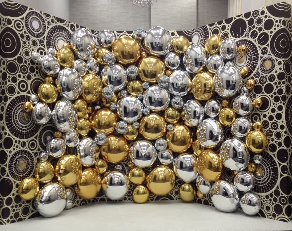 Стена из фольгированных шаров