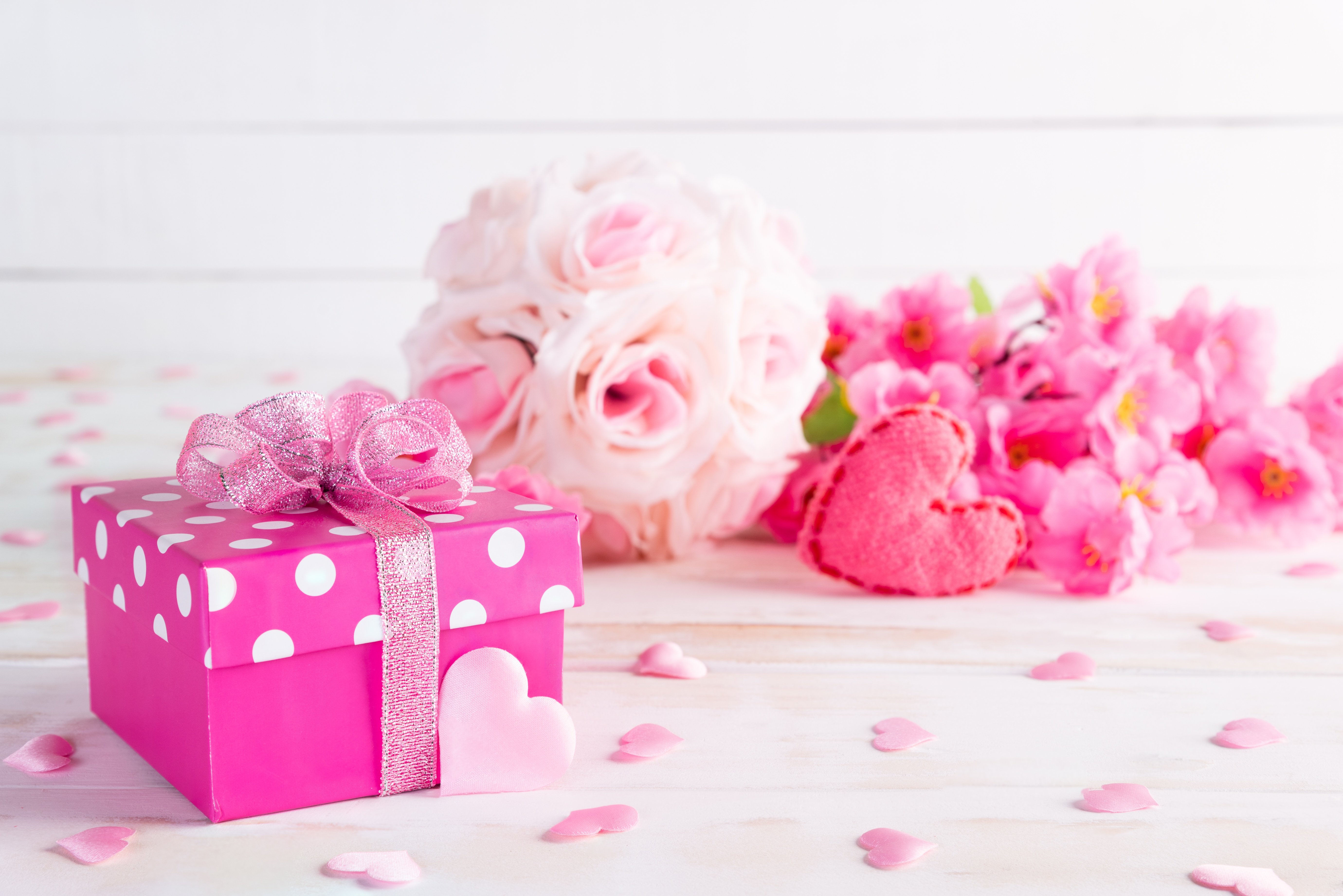 Розовый сюрприз. Красивые подарки. Подарок розовый. Цветы в подарок. Красивые подарочные коробки.