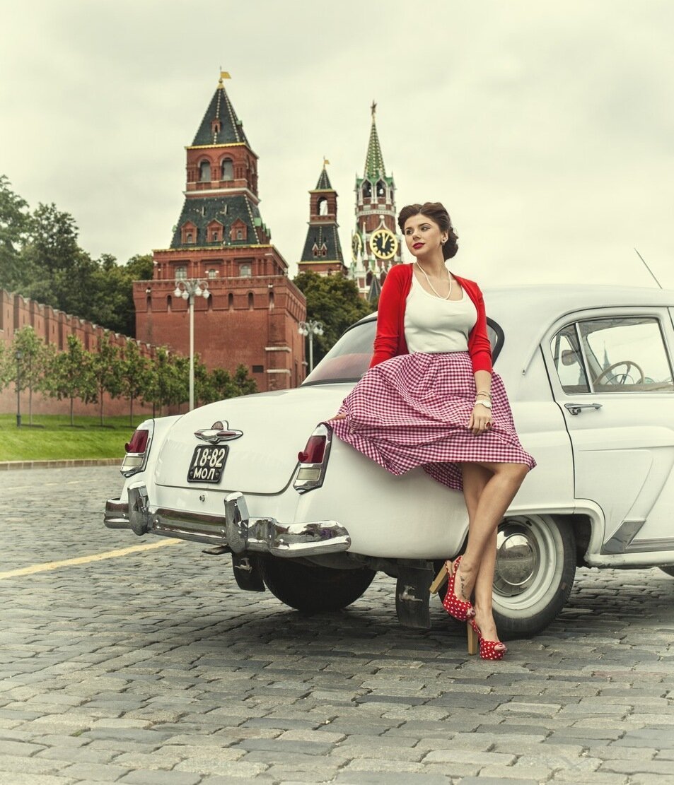 Девушки и ретро автомобили