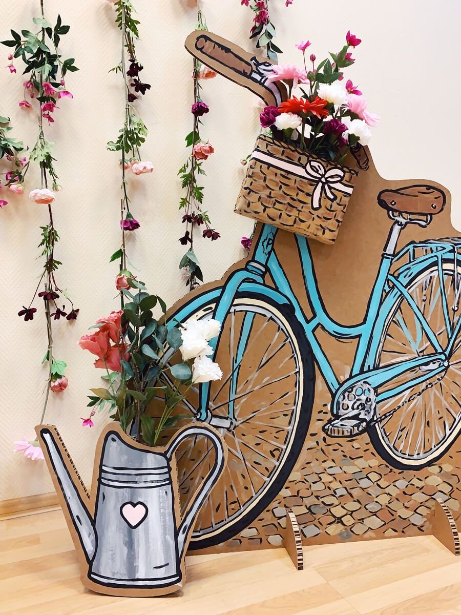 Фотозона с белым велосипедом