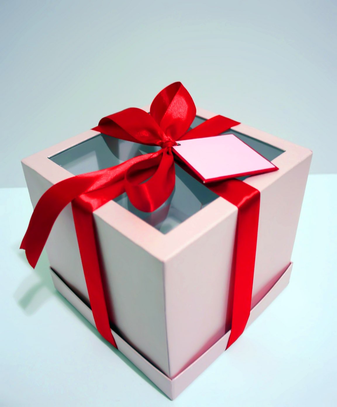 Подарок с розовой лентой