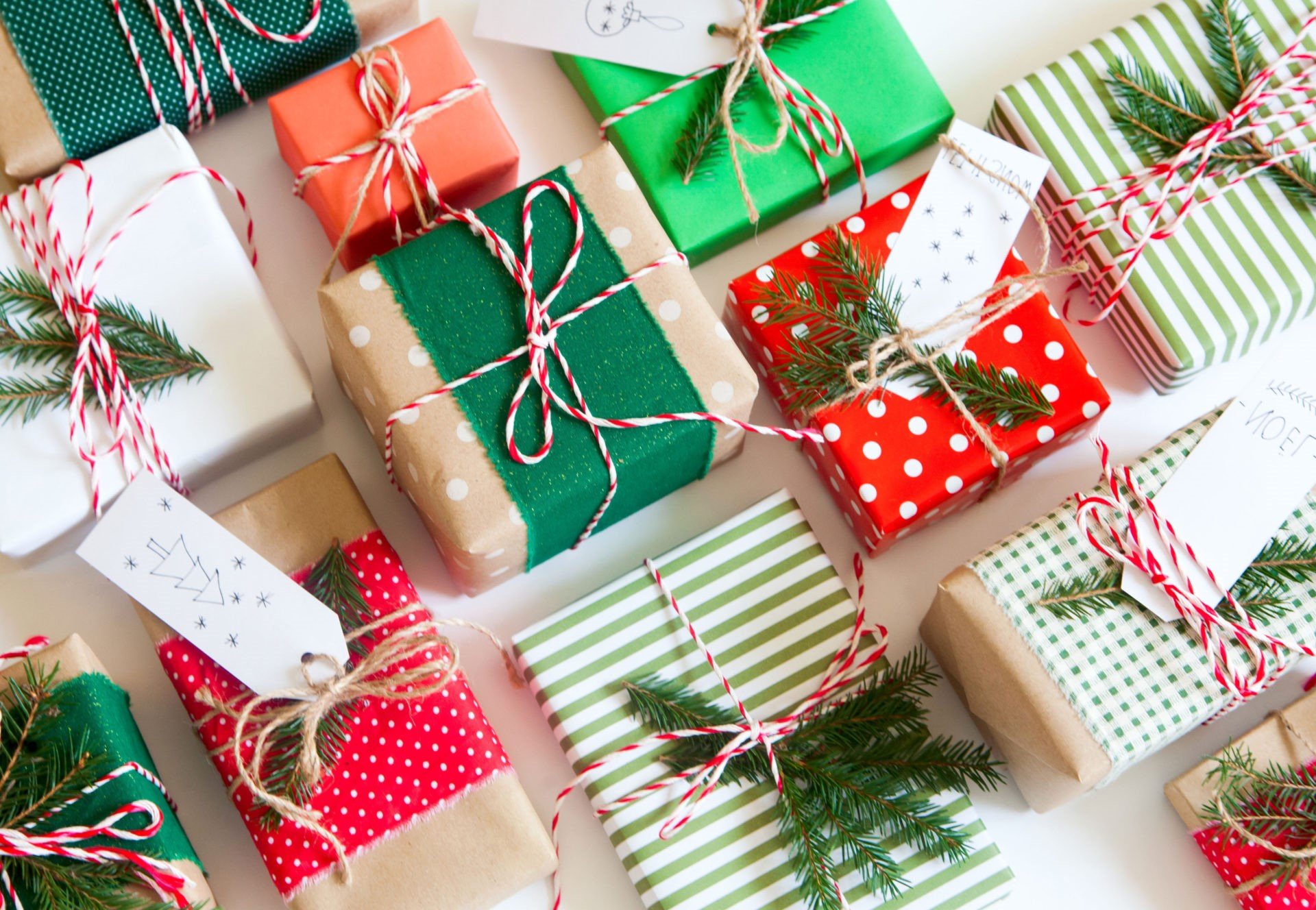 Набор подарочной бумаги. Подарки и упаковка. Упаковка новогодних подарков. Красивая упаковка. Идеи упаковки подарков.