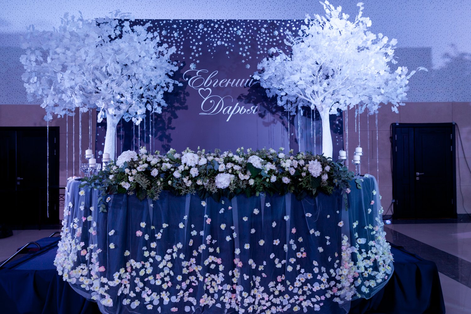 Голубая фотозона. Декор на свадьбу. Украшение свадебного зала. Украшение свадебного стола. Декор свадьбы в синем цвете.