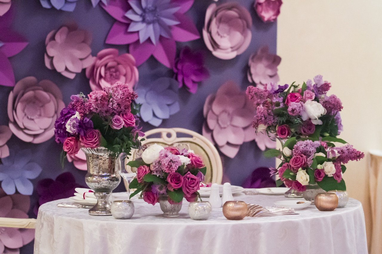 Фиолетовая фотозона. Цветочные декорации. Украшение цветами. Сервировка стола в фиолетовом цвете. Украшение зала цветами.