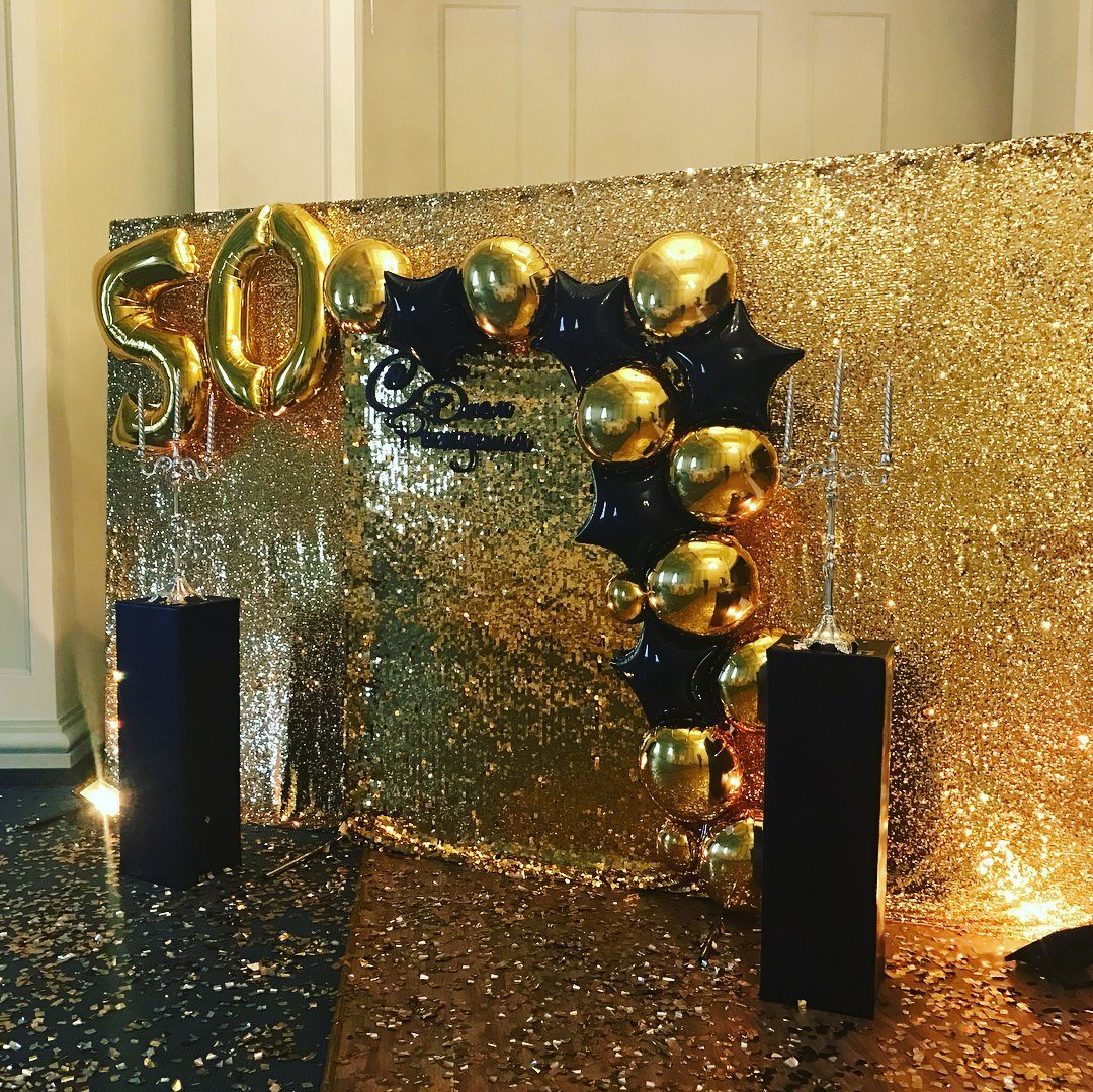 Фотозона с золотыми шарами