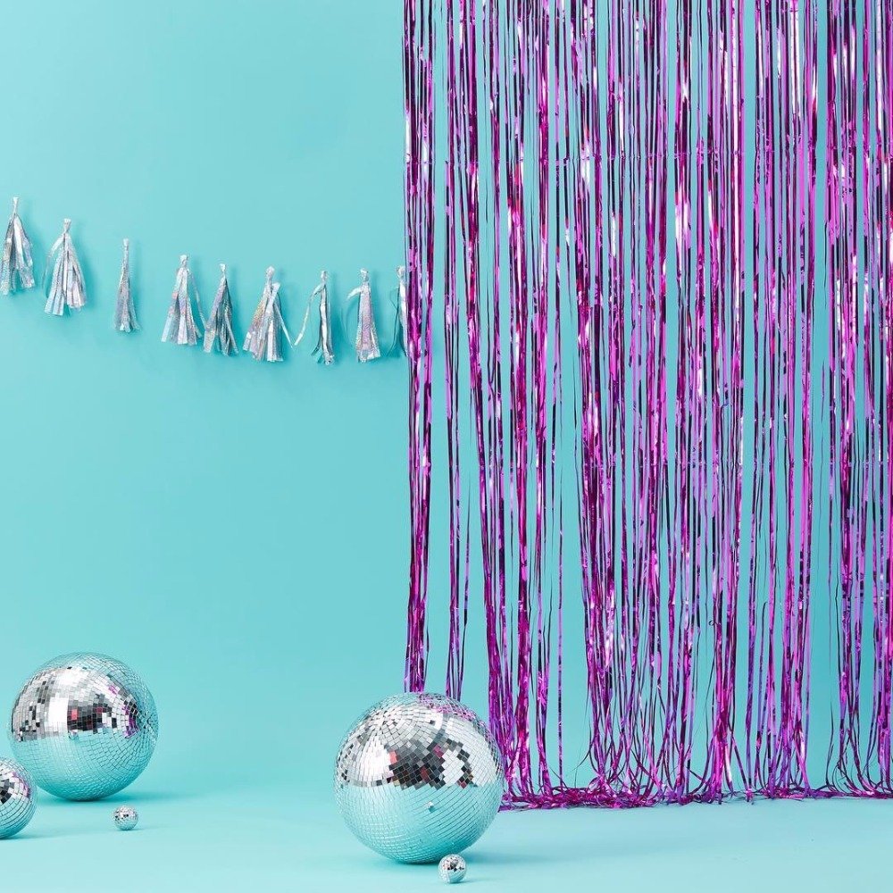 Фотозона с дождиком и шарами