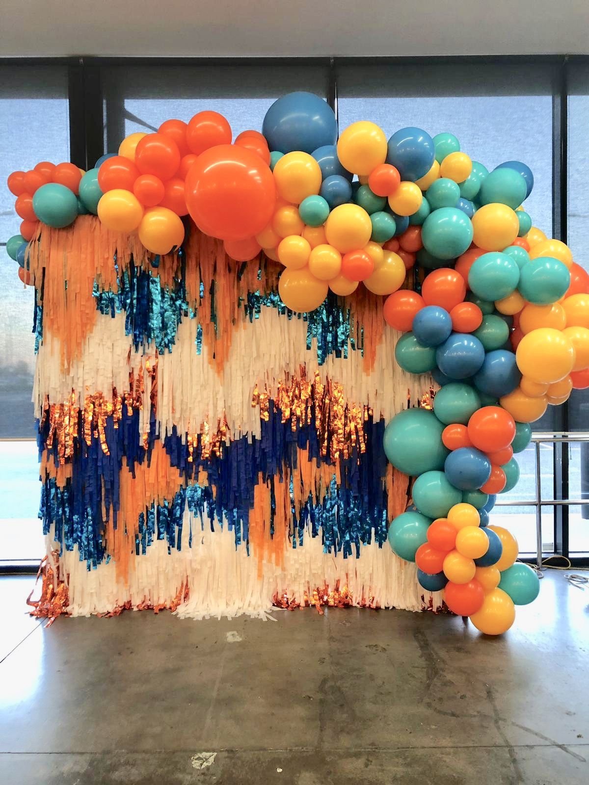 Новогодняя фотозона с дождиком и шарами