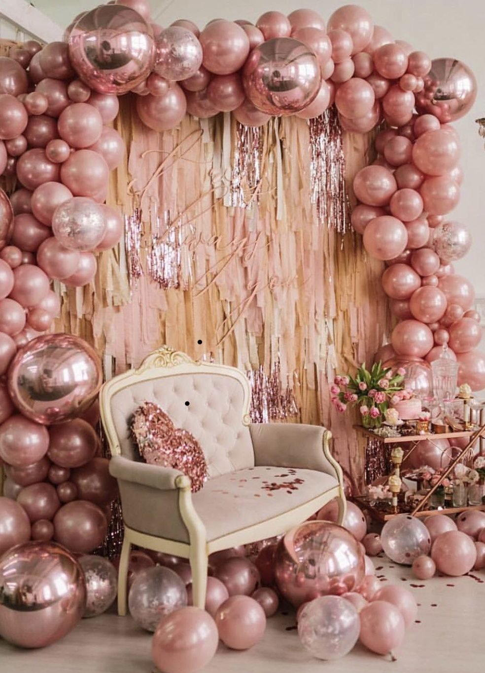 Фотозона с дождиком и шарами