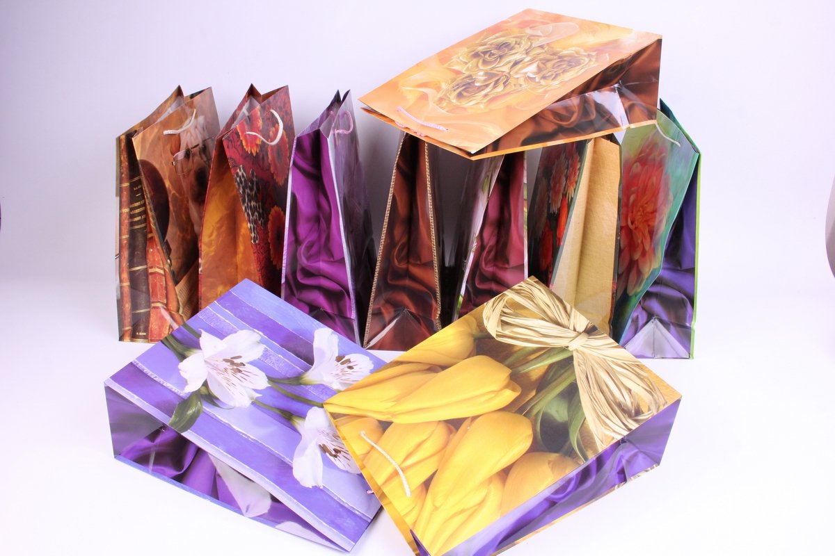 Яркие бумажные пакеты