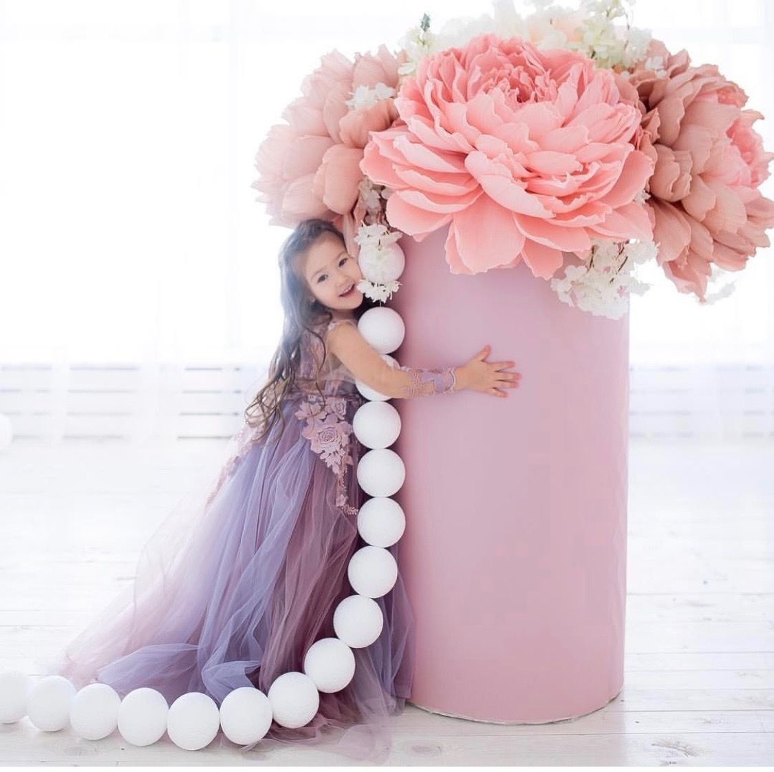 Фотозона с ростовыми цветами