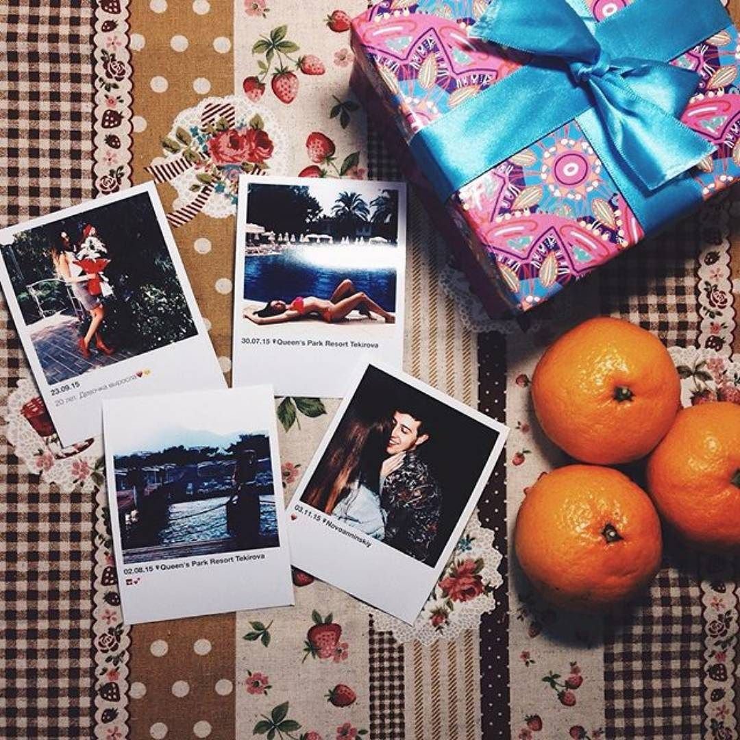 Черная коробка с красным бантом