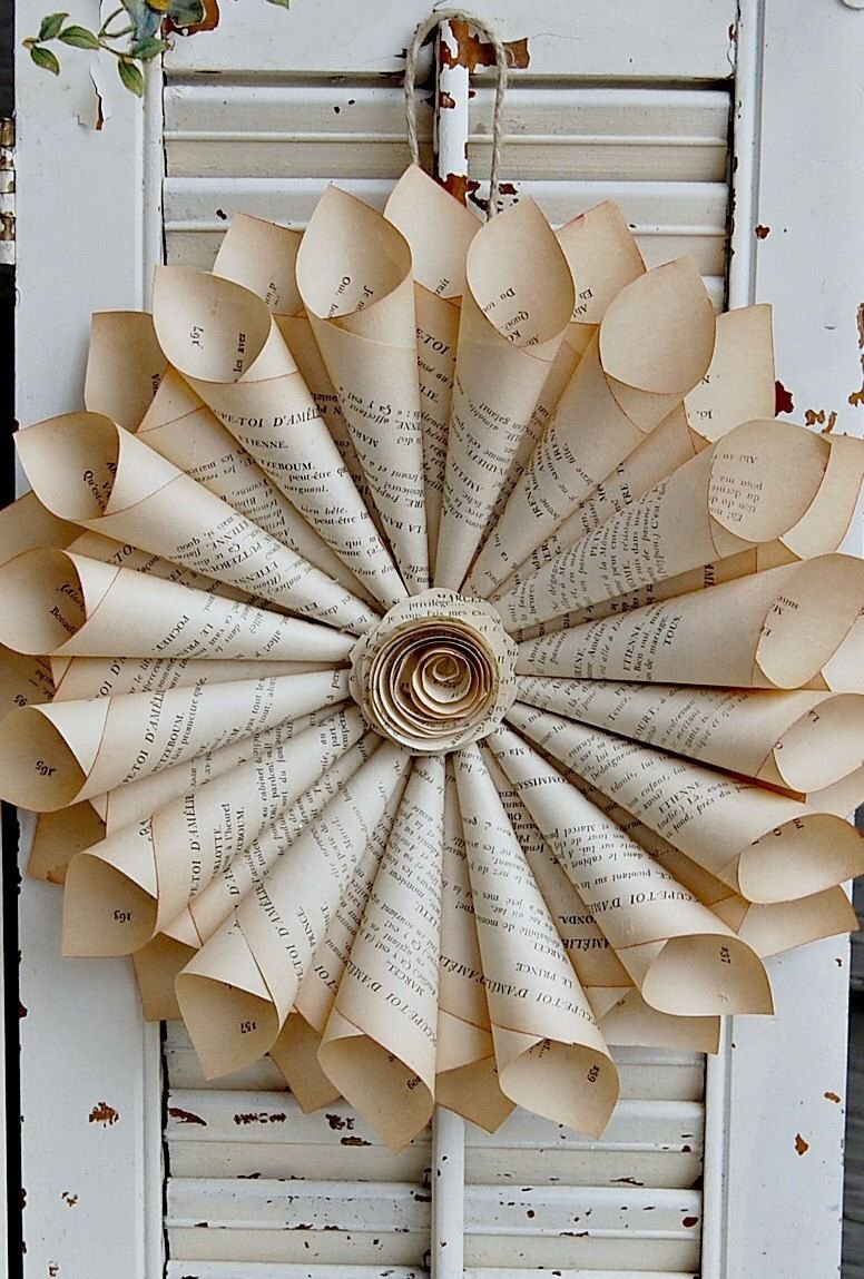 Украшения из книжных листов