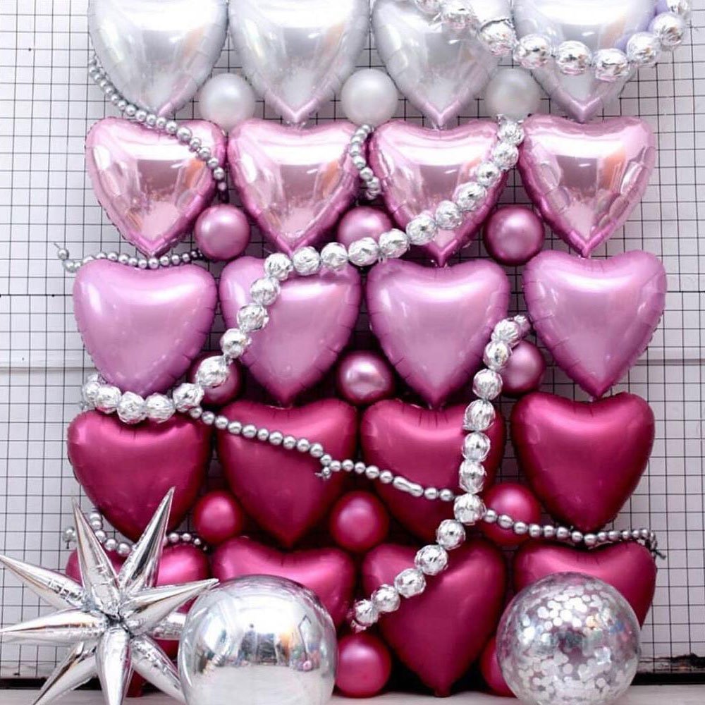 Фотозона из фольгированных сердец