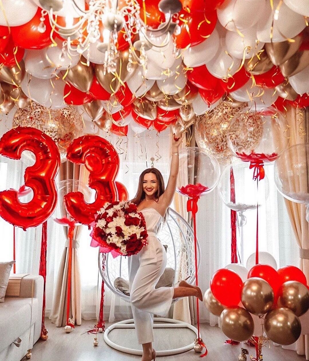 Фотозона с красными шарами