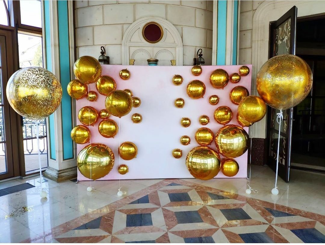 Фотозона с шарами золото