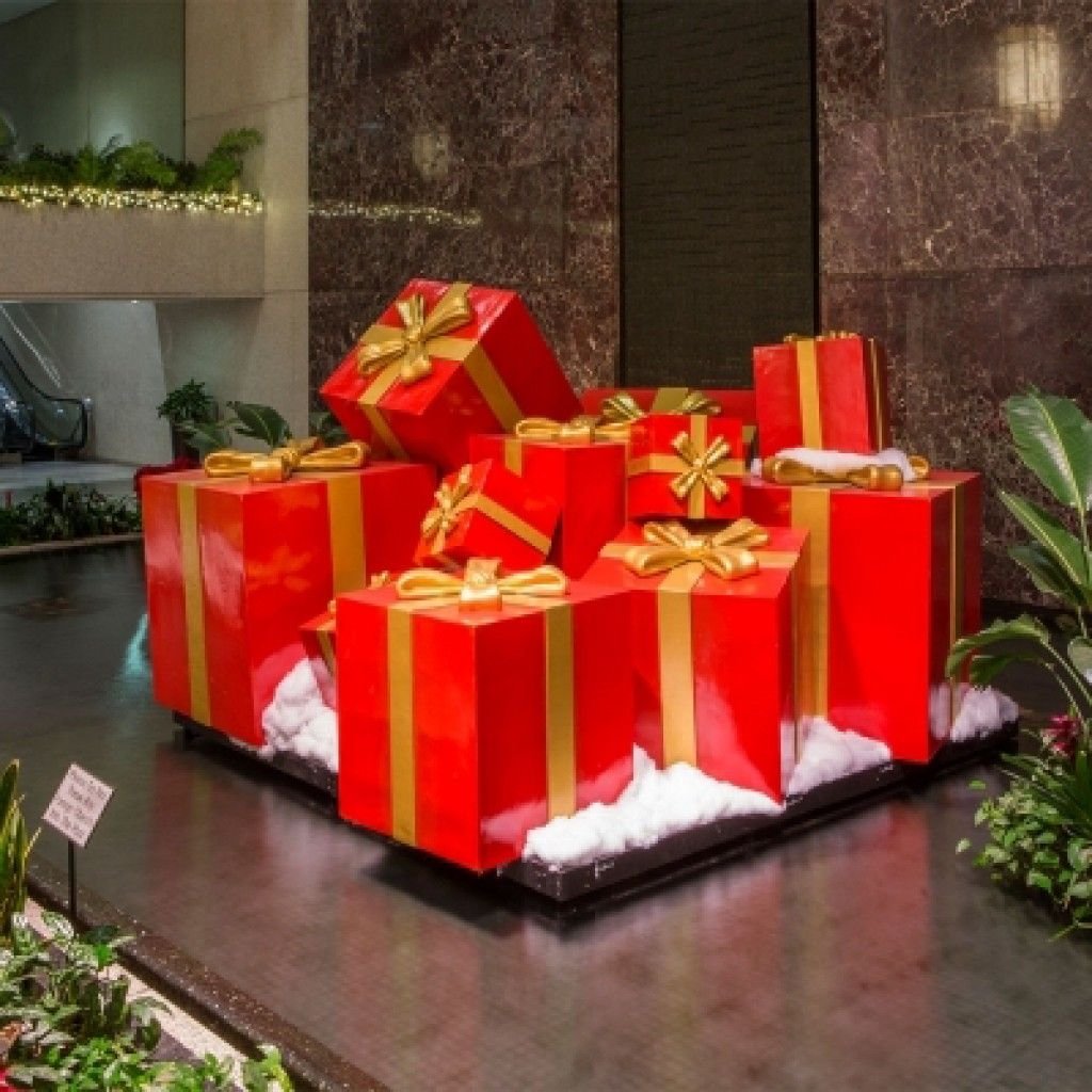 Коробки для фотозоны. Гигантские подарочные коробки. Большие новогодние коробки. Огромная коробка для подарка. Новогодняя фотозона с подарками коробками.