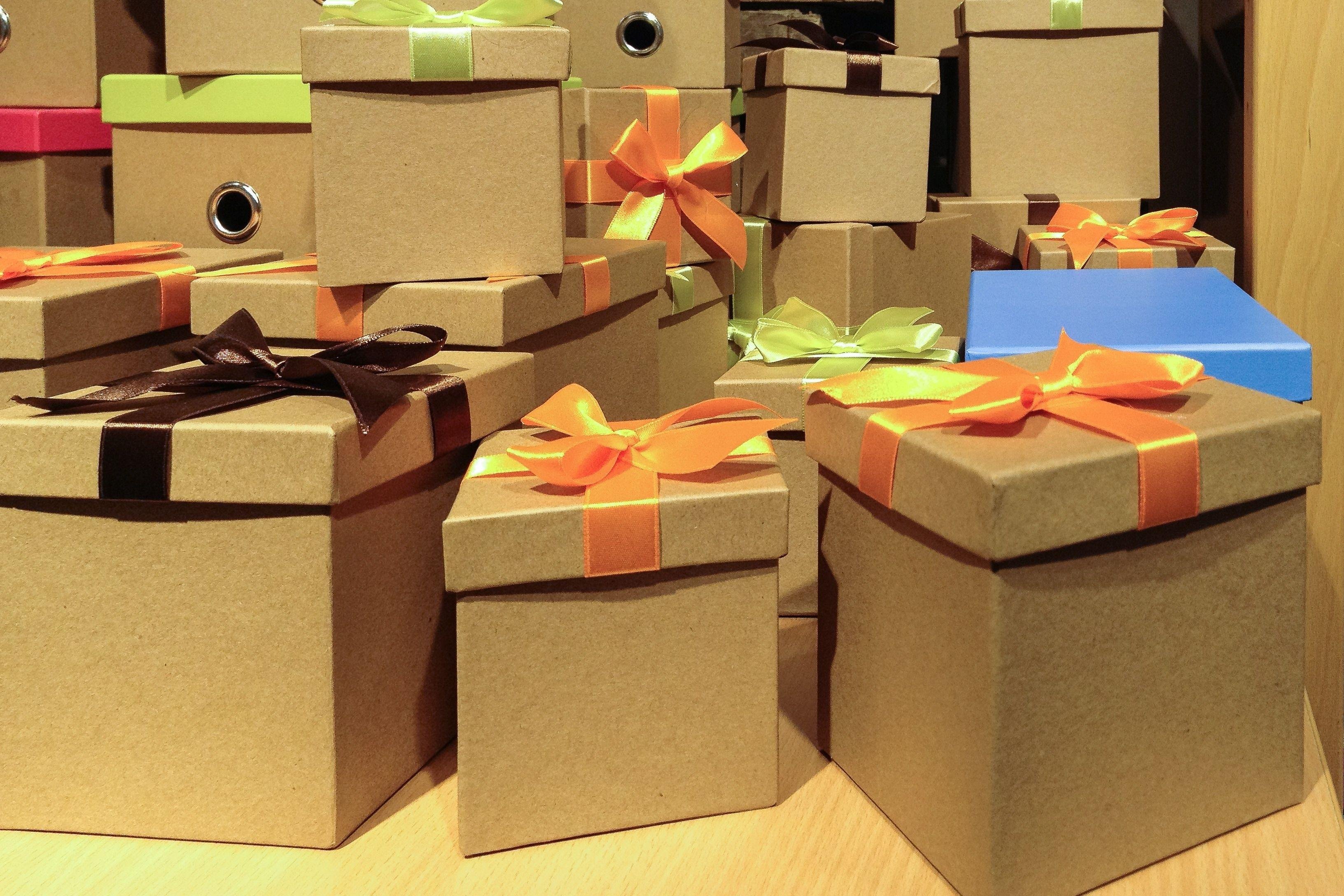 Аккуратно упакованы. Подарки и упаковка. Подарок в коробке. Большая коробка для подарка. Огромная коробка для подарка.