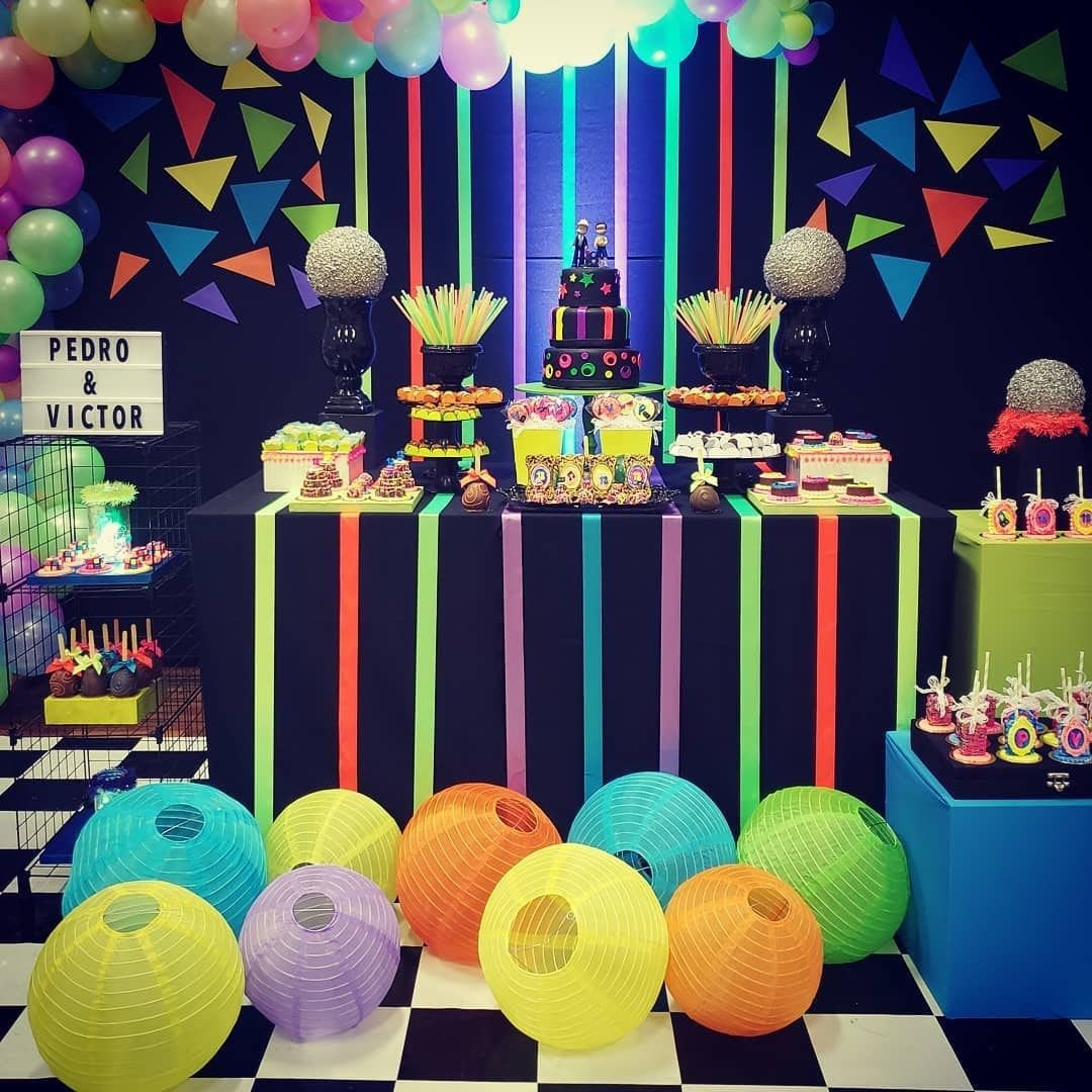 Украшение зала в стиле 90-х