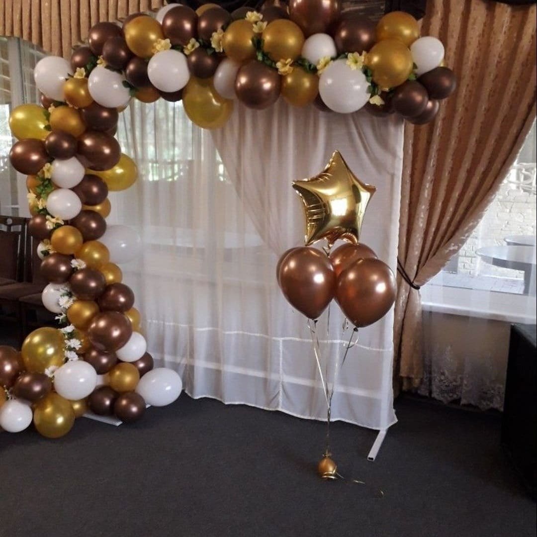 Фотозона с красными цветами