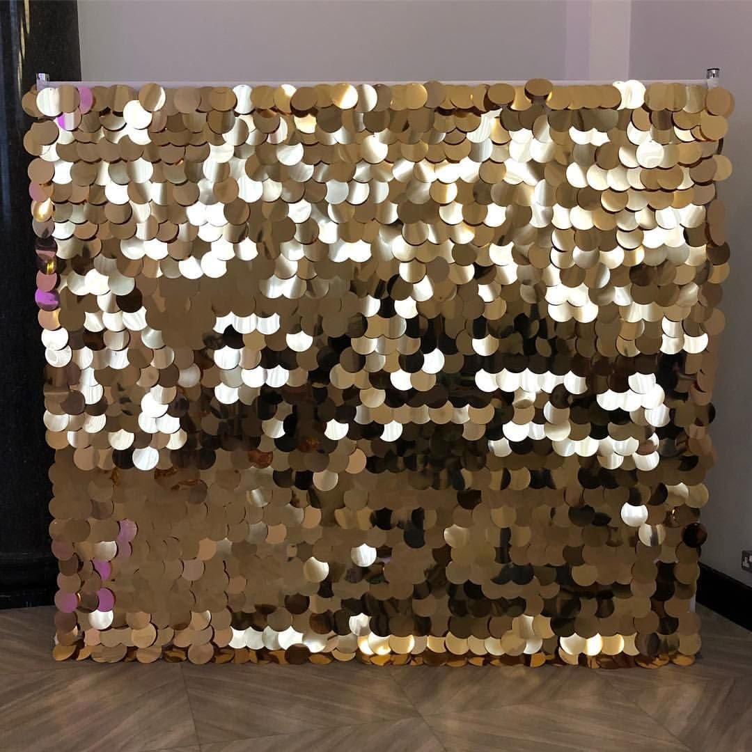 Фотозона из блестящей бумаги