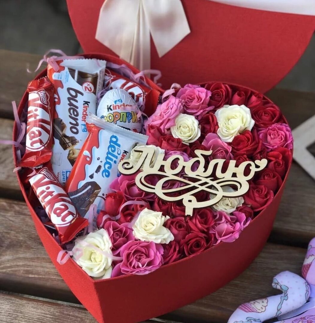 Большая коробка киндеров