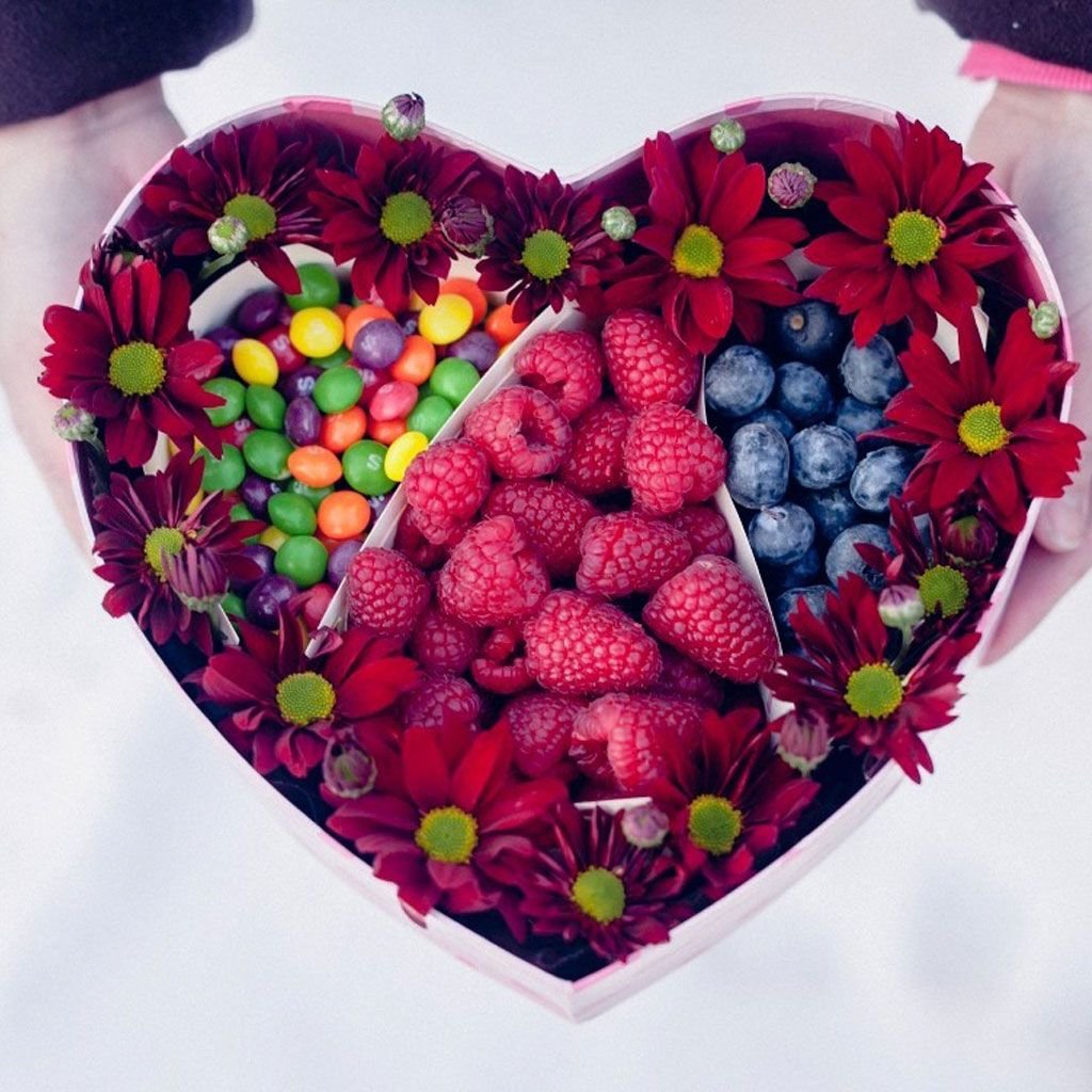 Подарок из ягод