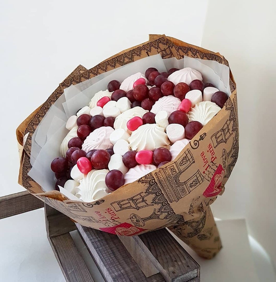 Коробки с фруктами и конфетами