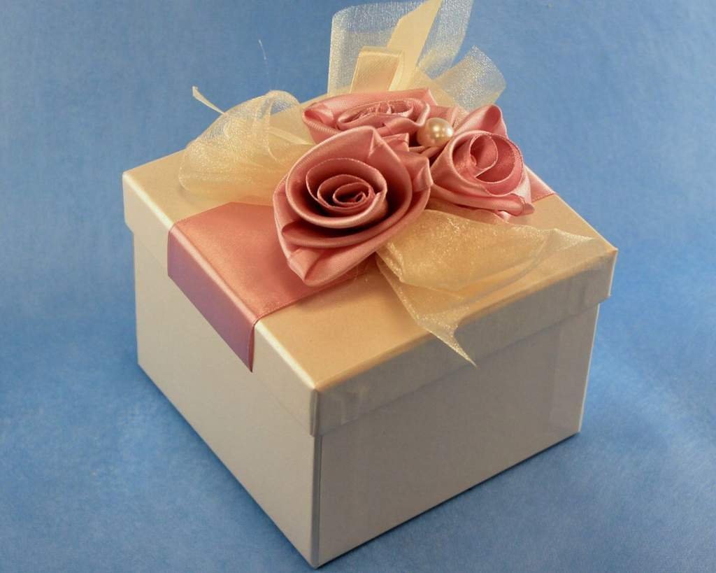 Украшение подарочной коробки