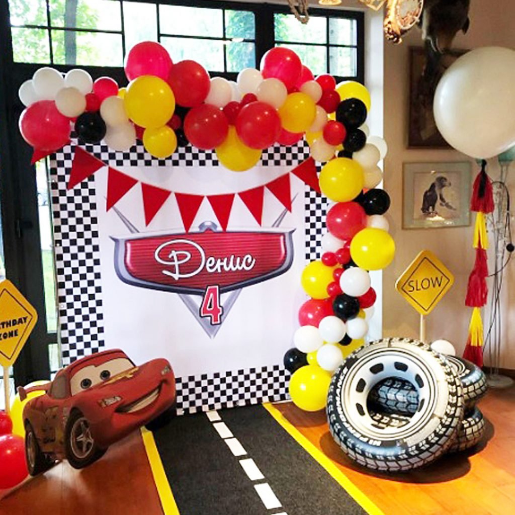 Фотозона из шаров в стиле Тачки