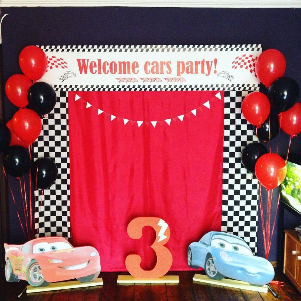 Фотозона с машинками для мальчика