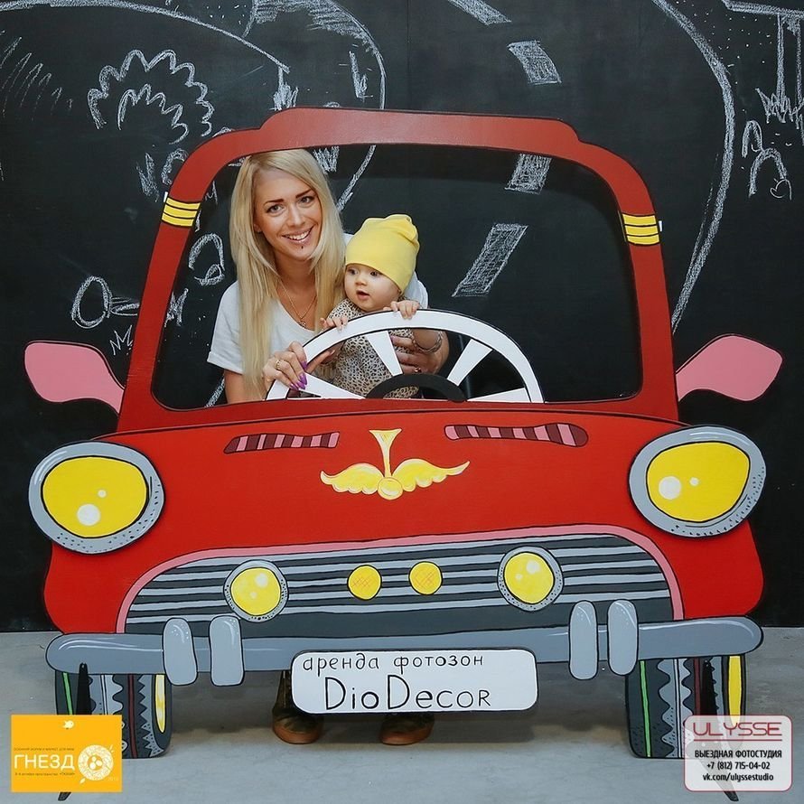 Новогодняя красная машина с елкой