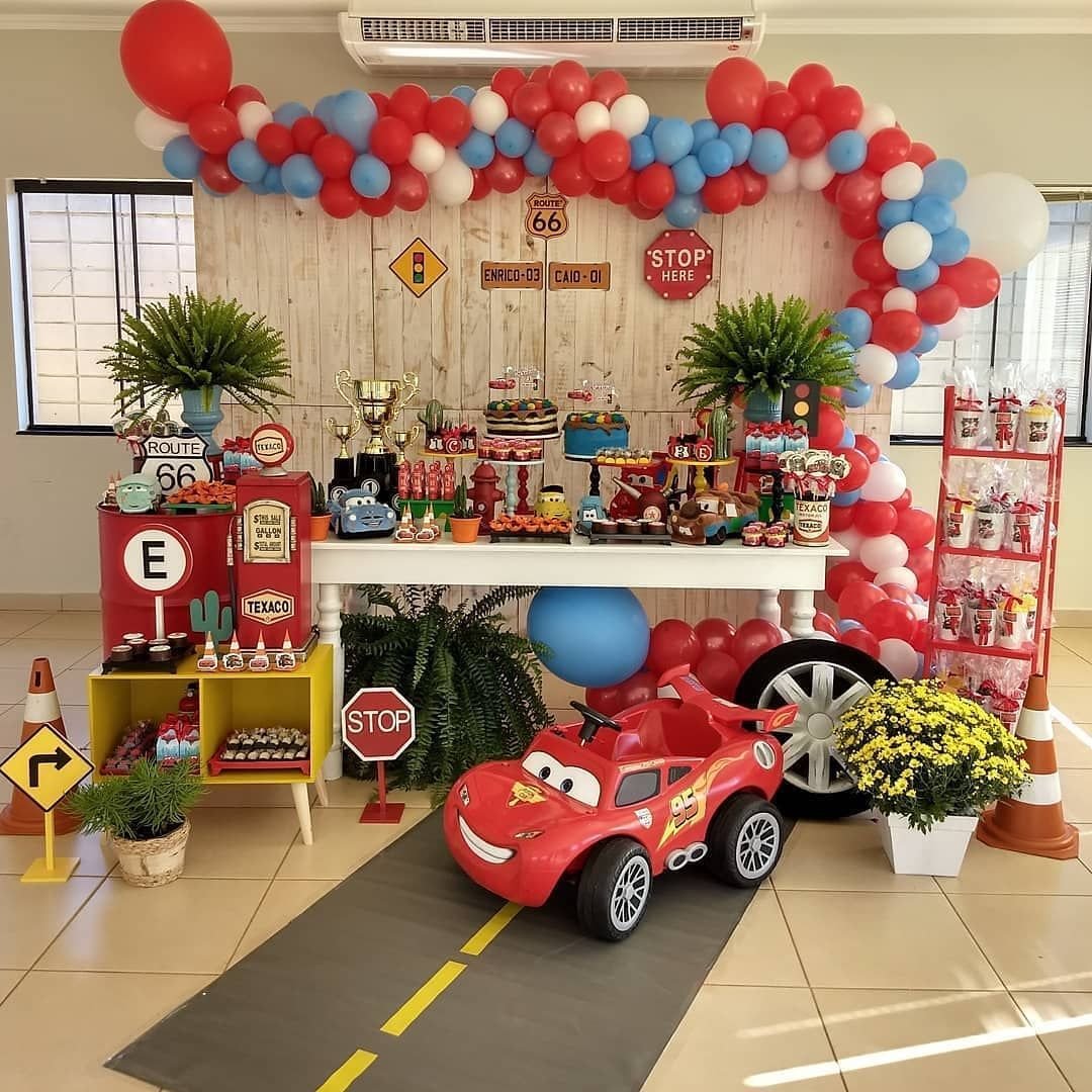 Фотозона с машинками