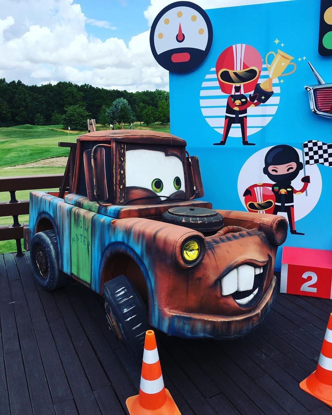 Фотозона с машинками