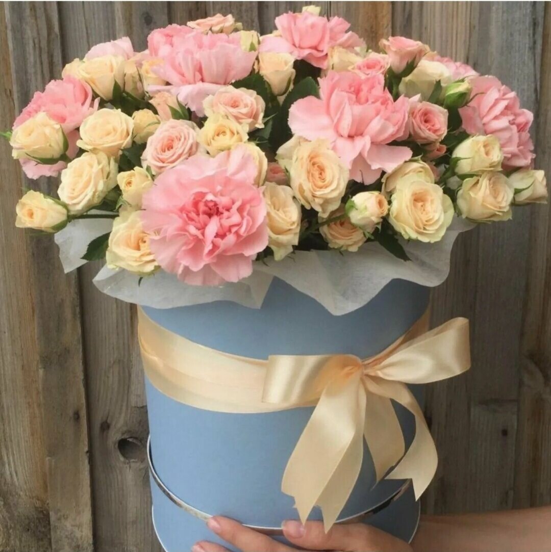 Шляпная коробка круглая с цветами