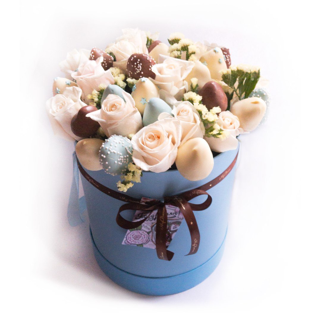 Шляпная коробка с цветами и конфетами