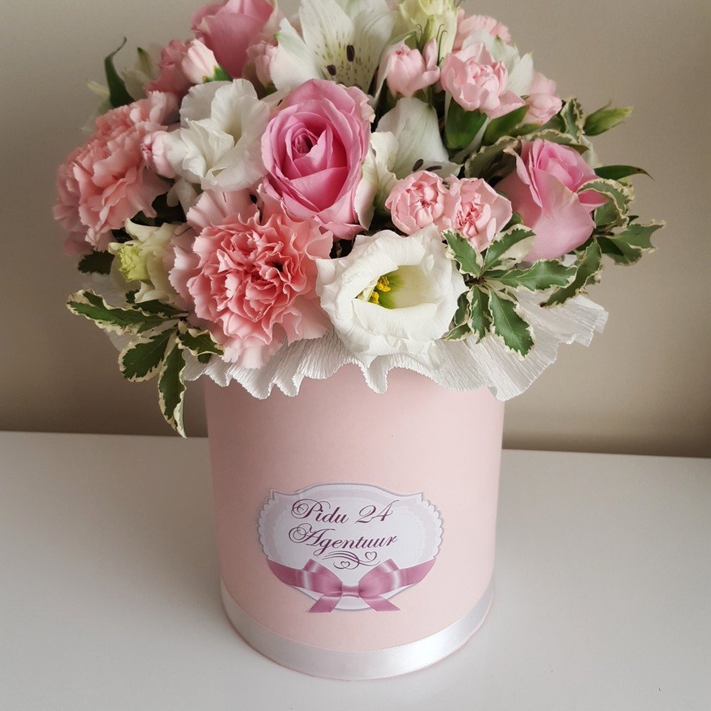 Композиция в бело черной коробке