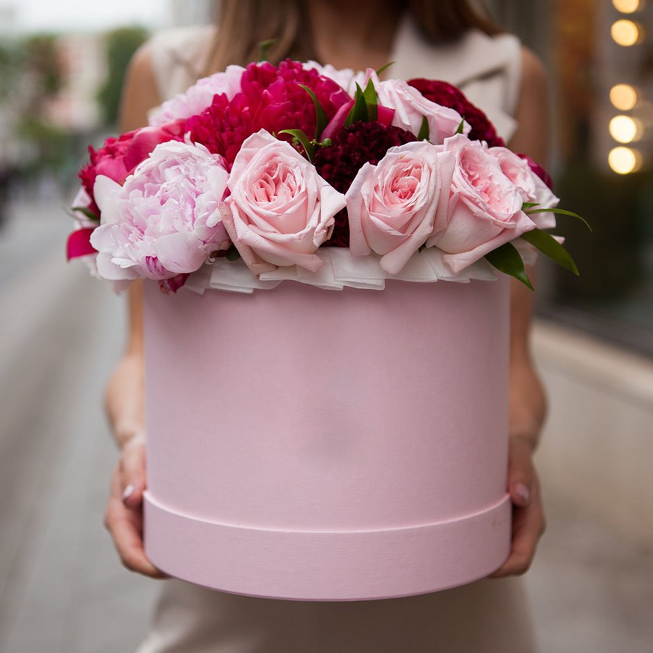 Коробка киндеров и цветов