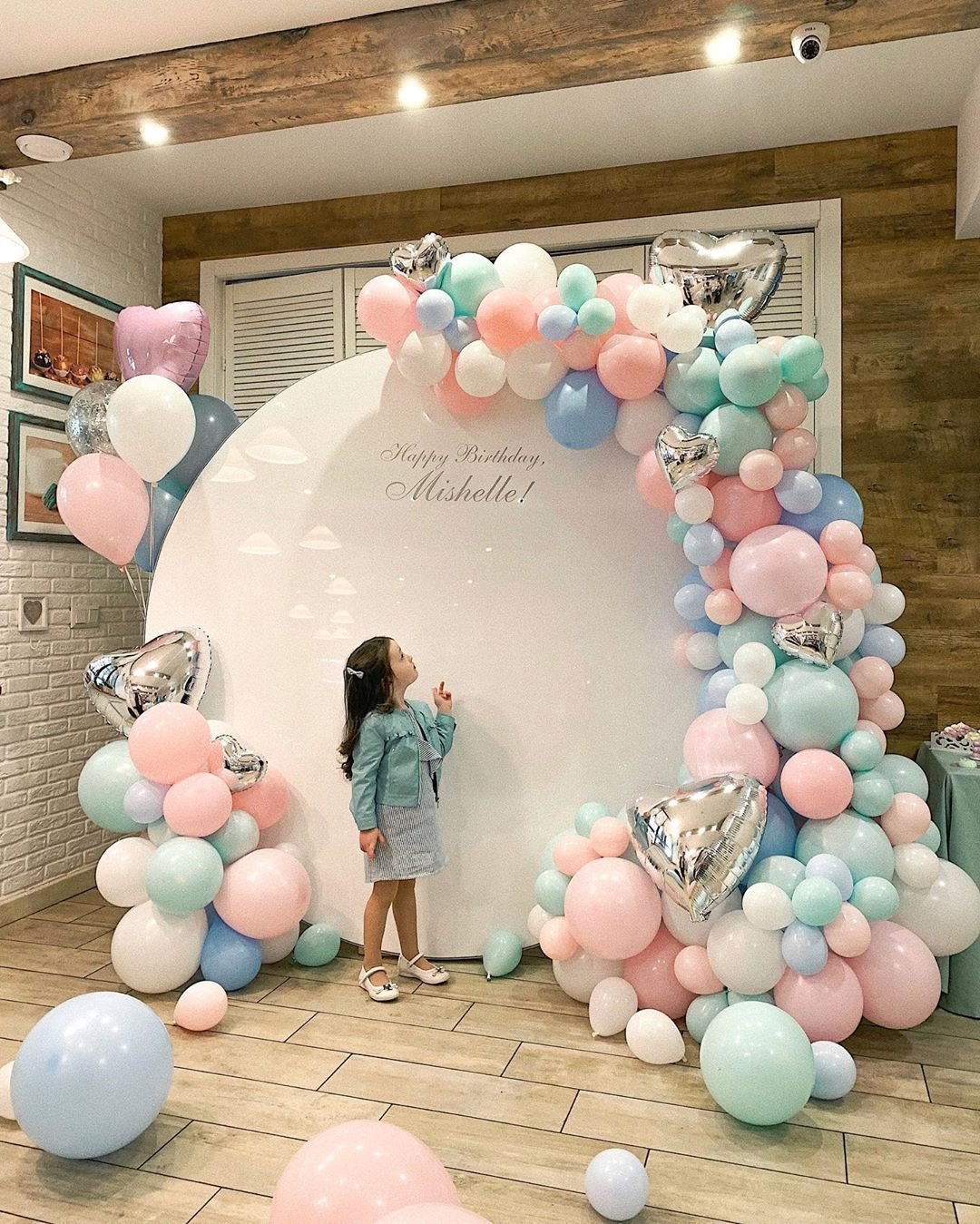 Украшение шарами в изумрудных тонах