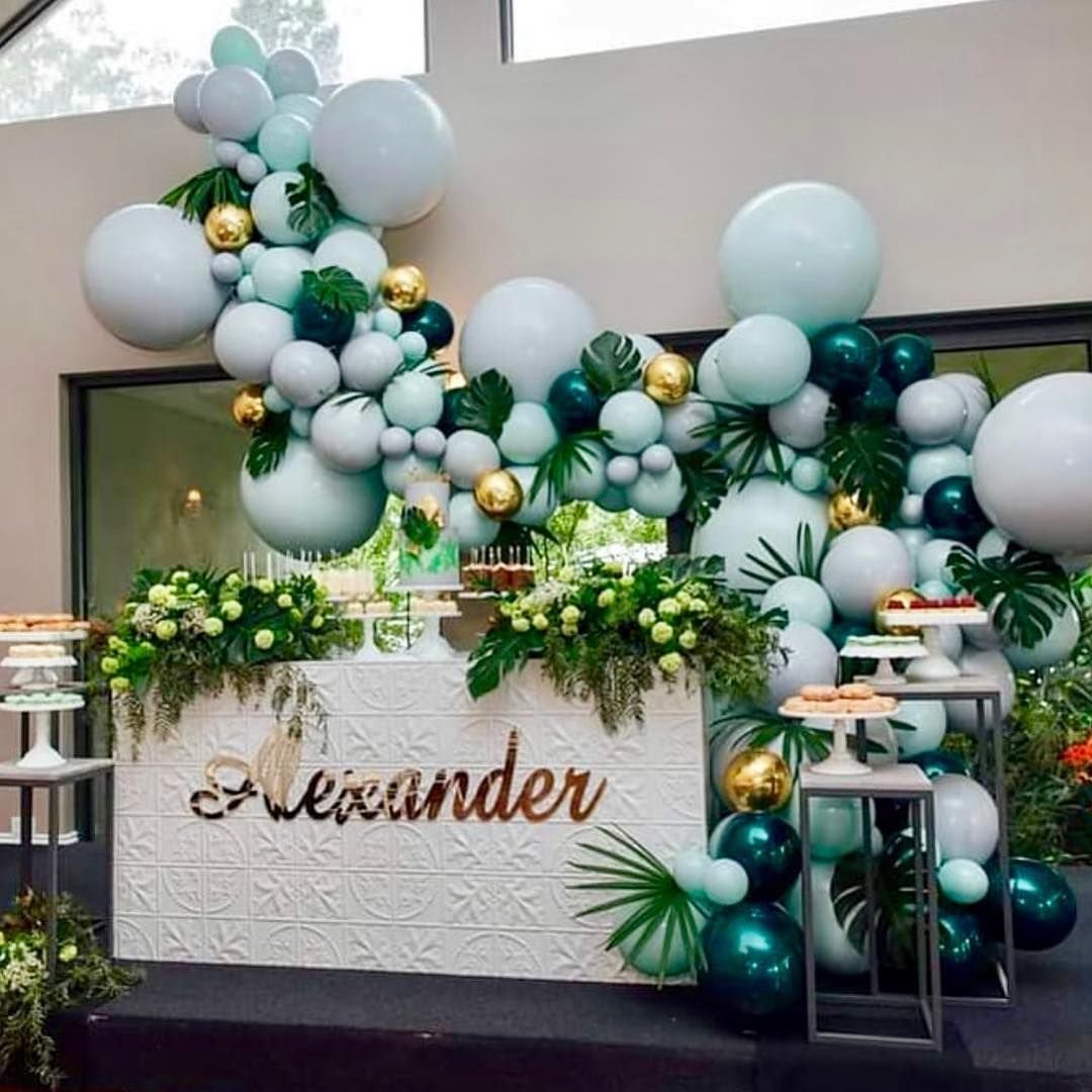 Композиция из зеленых шаров