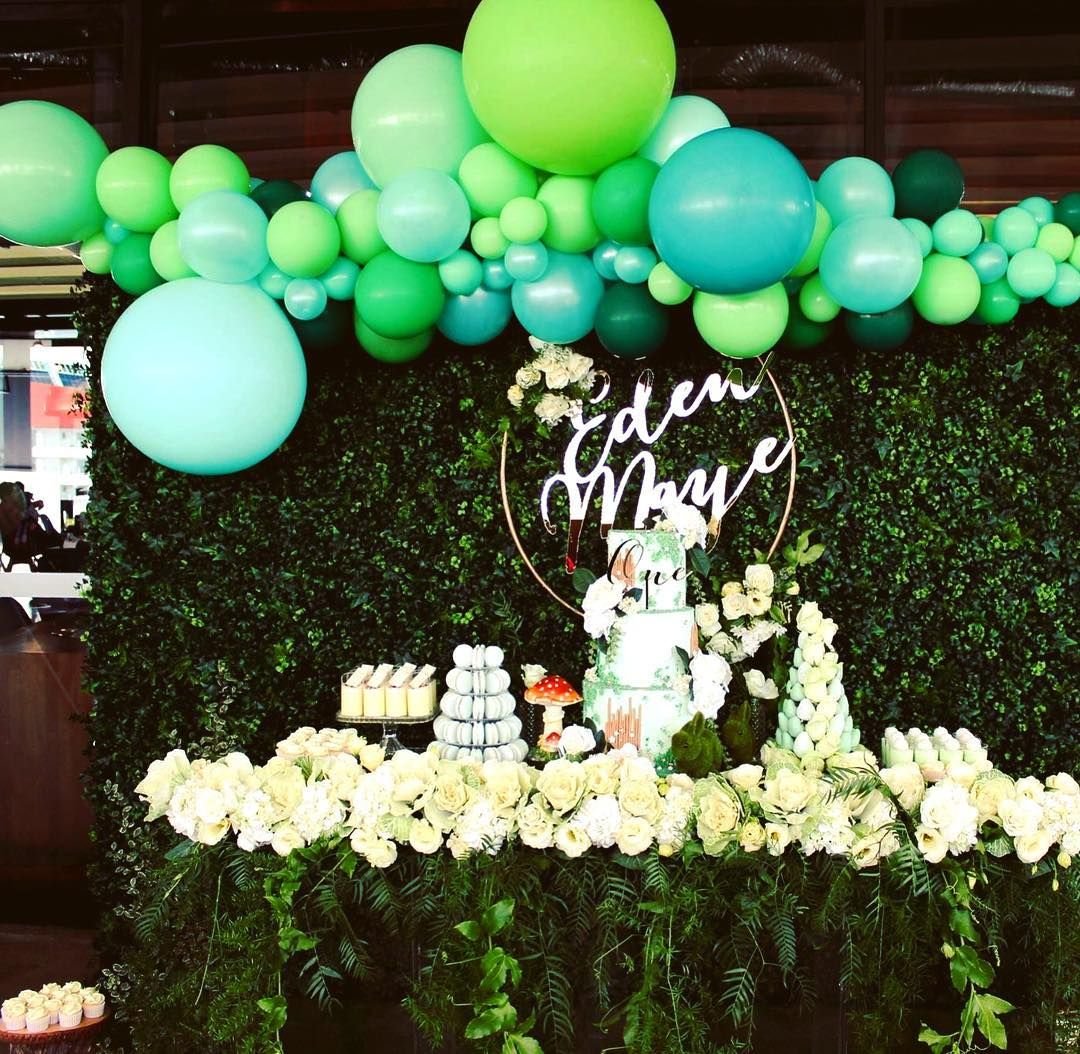 Разнокалиберная гирлянда из шаров с зеленью