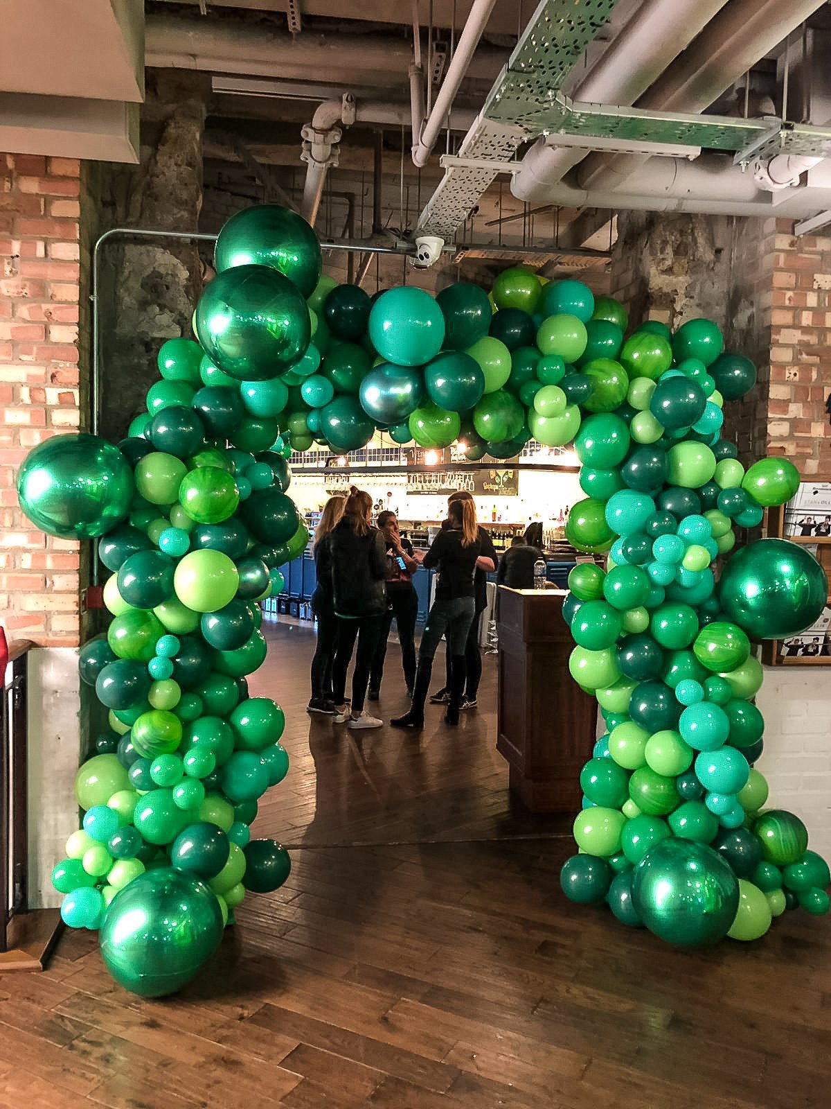 Фотозона с зелеными шарами