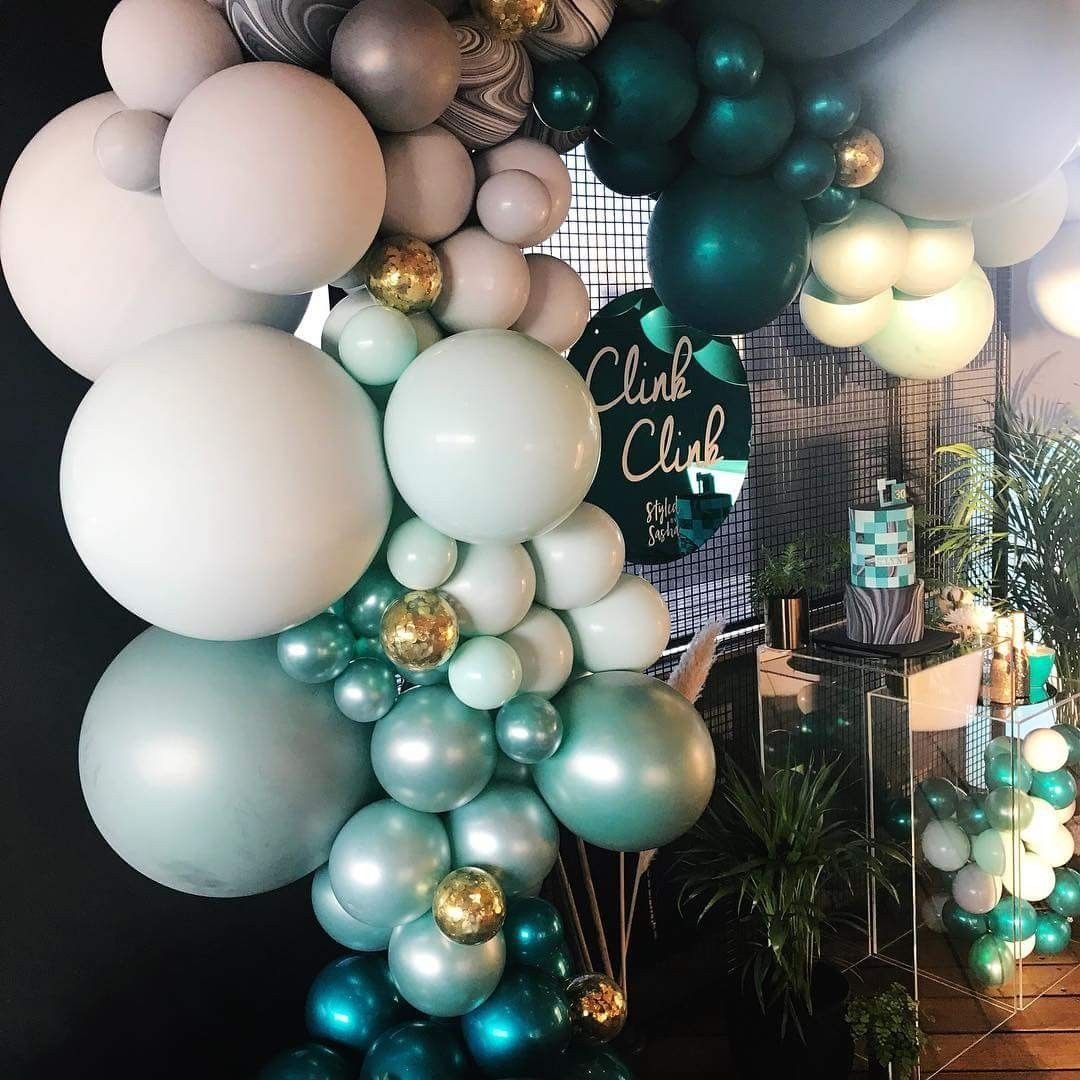 Фотозона с бирюзовыми шарами