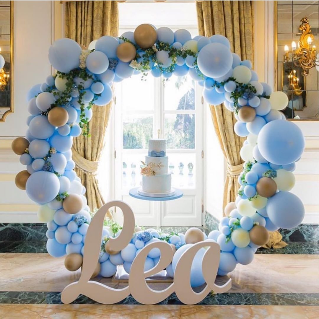 Фотозона с золотыми шарами