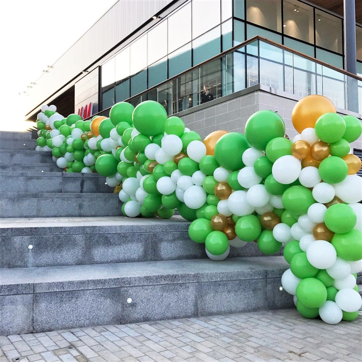 Фотозона с изумрудными шарами