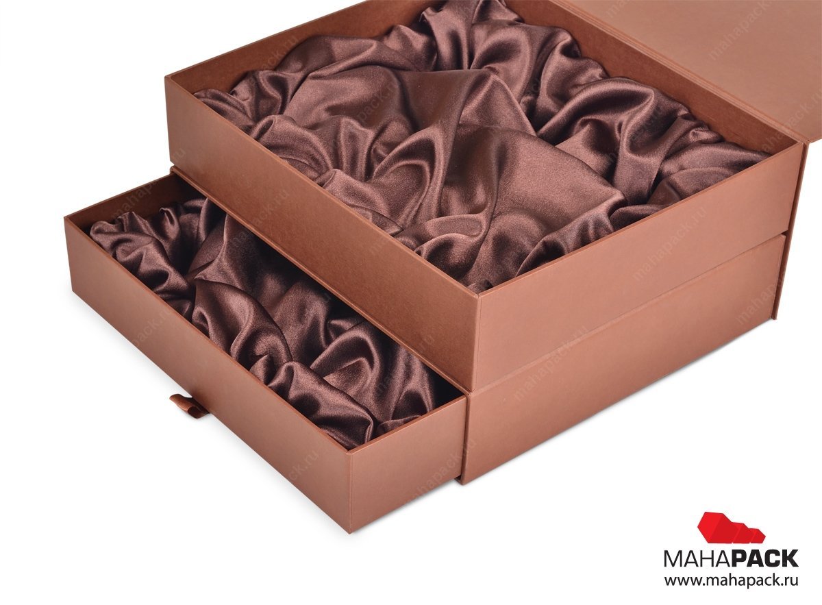 Бархатная черная шкатулка