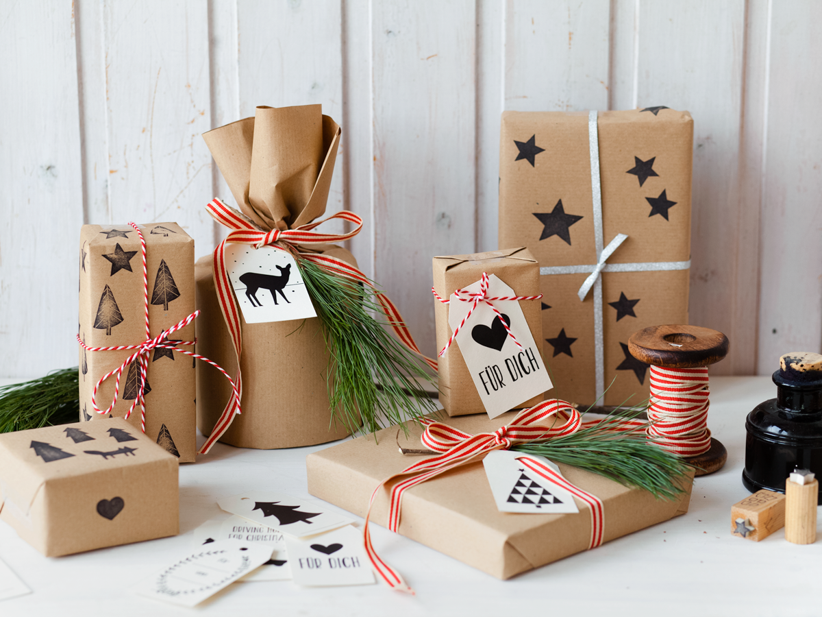 Упаковка подарка в крафт бумагу