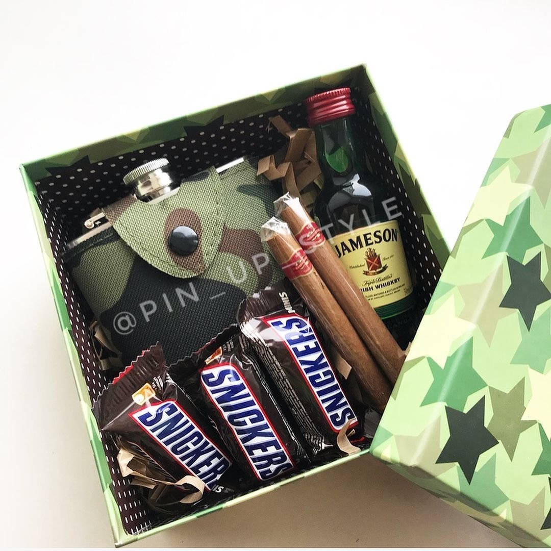 Упаковка новогодних подарков в крафтовую бумагу